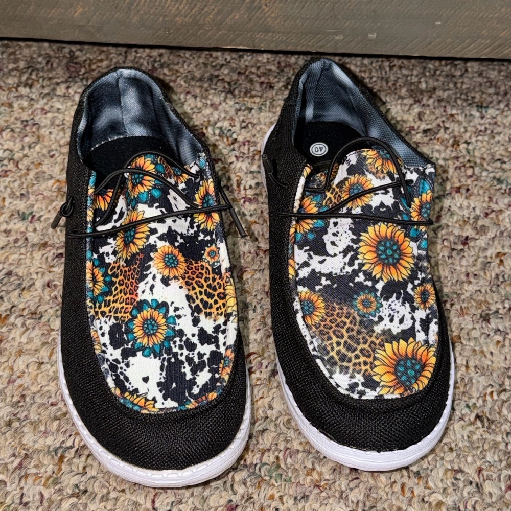 NWOT Women's size 40, size 9 Floral Print Shoes summer sunflowers slip on shoes